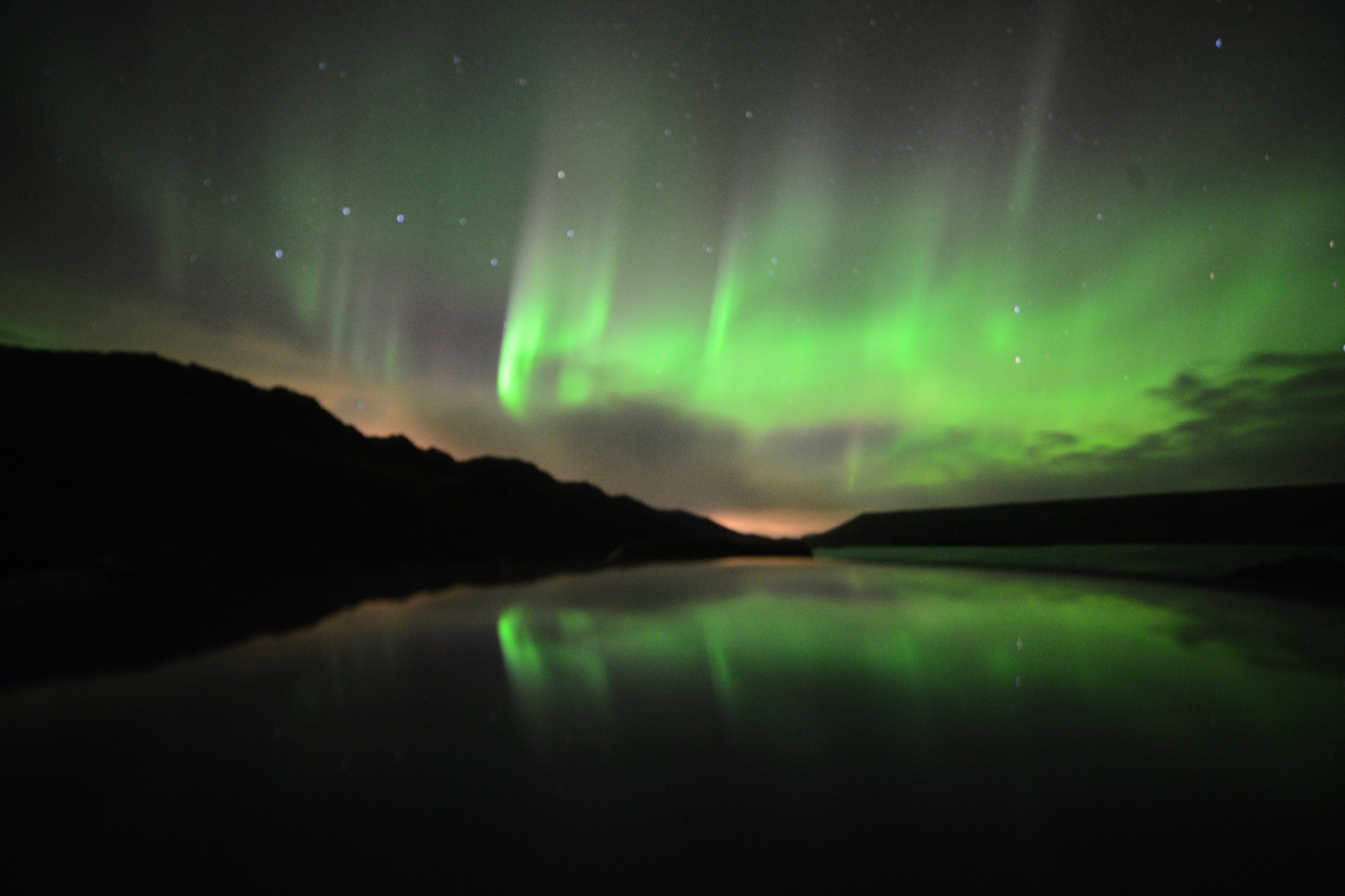 Aurora reflejada en el agua