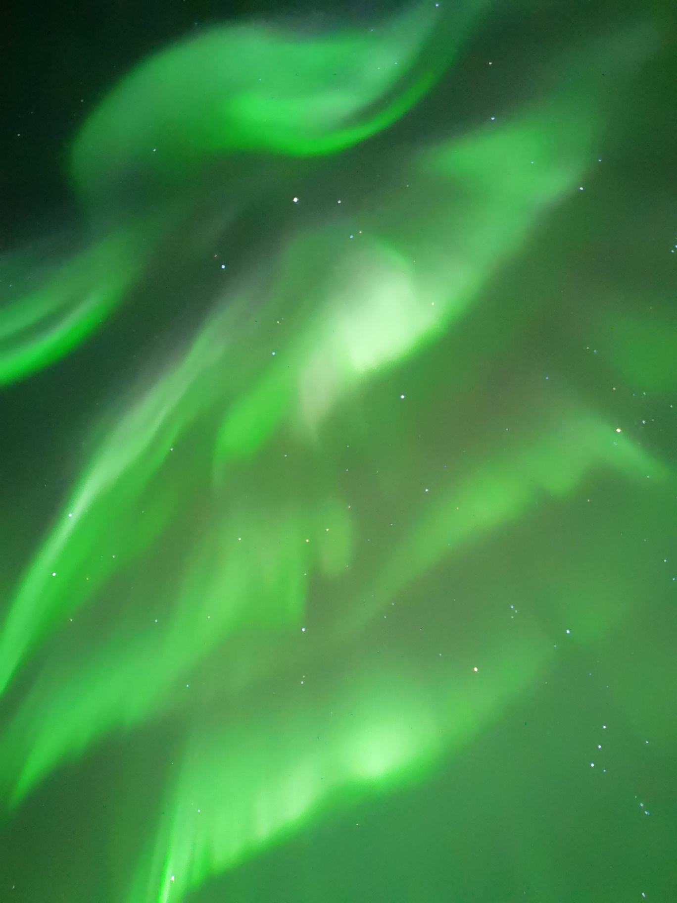 Aurora boreal directamente sobre la cabeza
