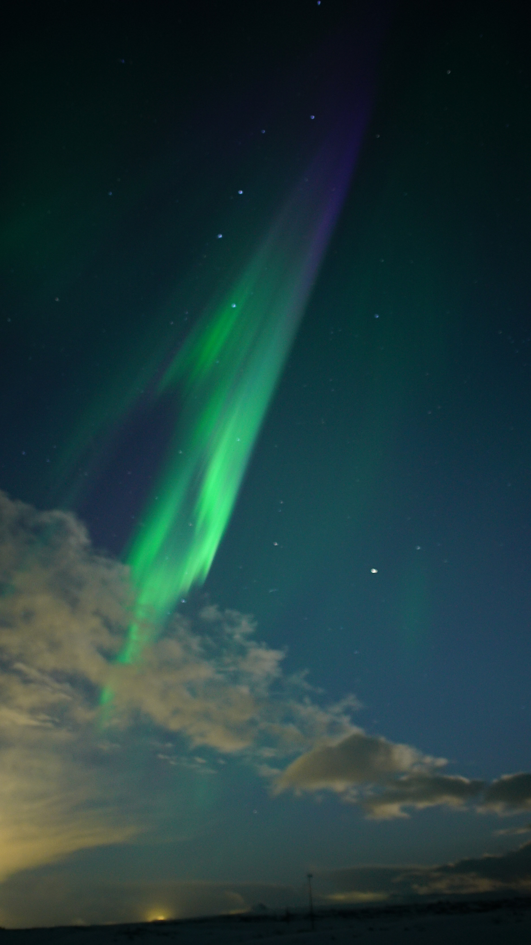 Haz de aurora verde y púrpura sobre Islandia