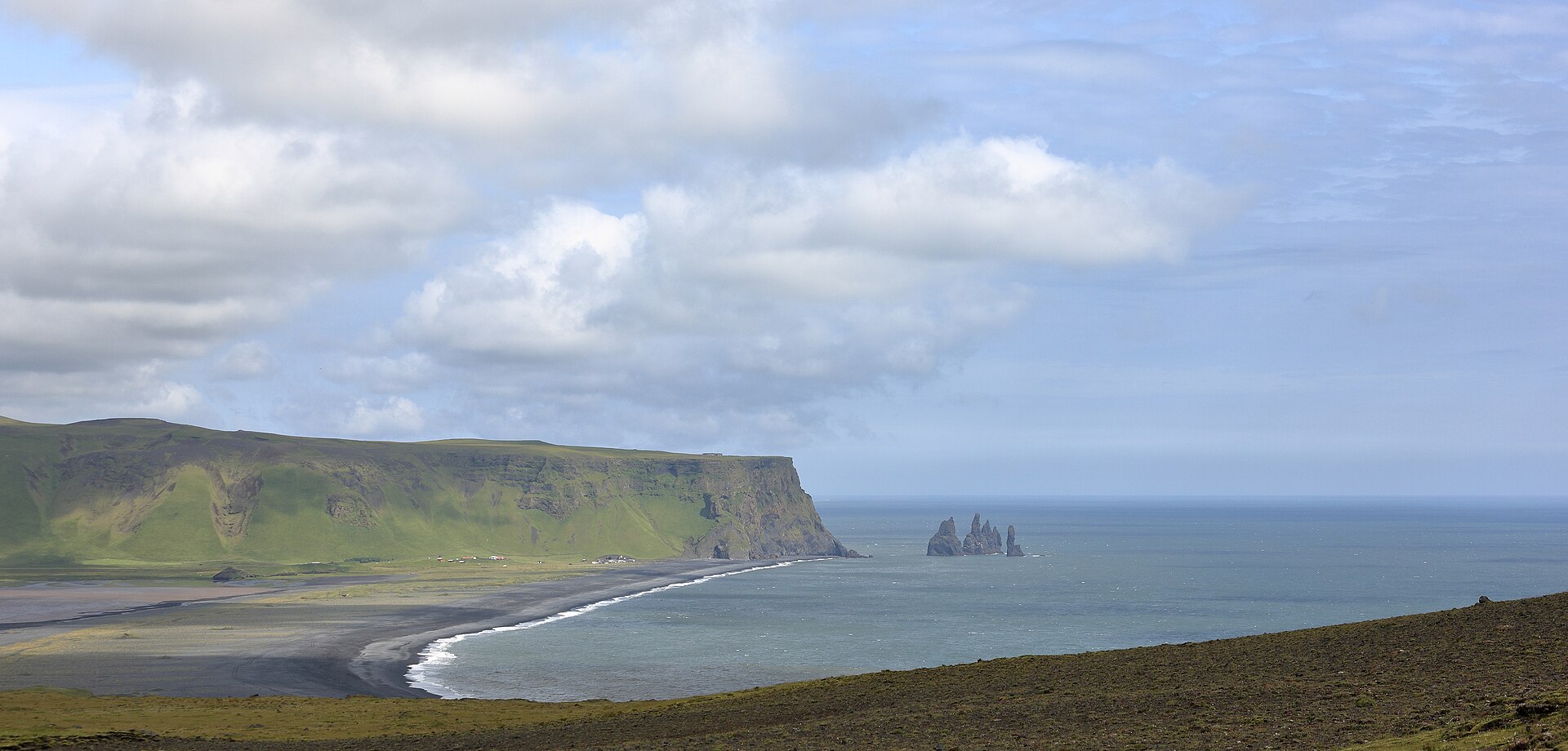 Reynisfjara — playa de arena negra