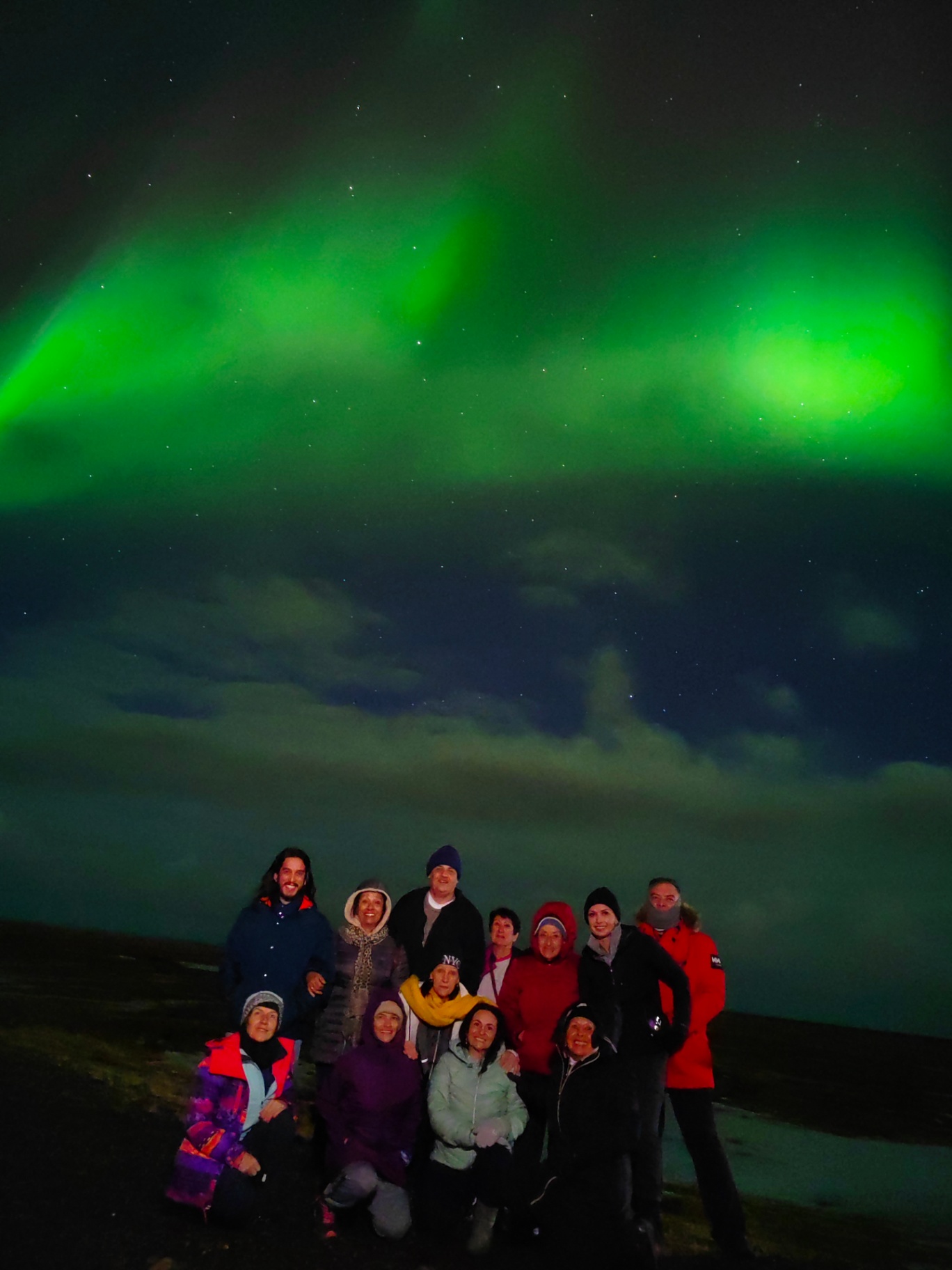 Grupo de expedición bajo la aurora boreal