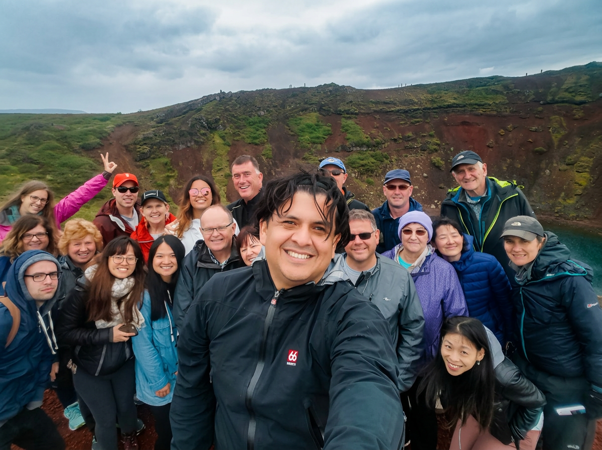 Grupo en el cráter Kerið con Carlos